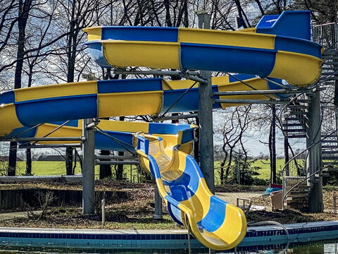 Die neue blau-gelb gestreifte Rutsche im Waldbad