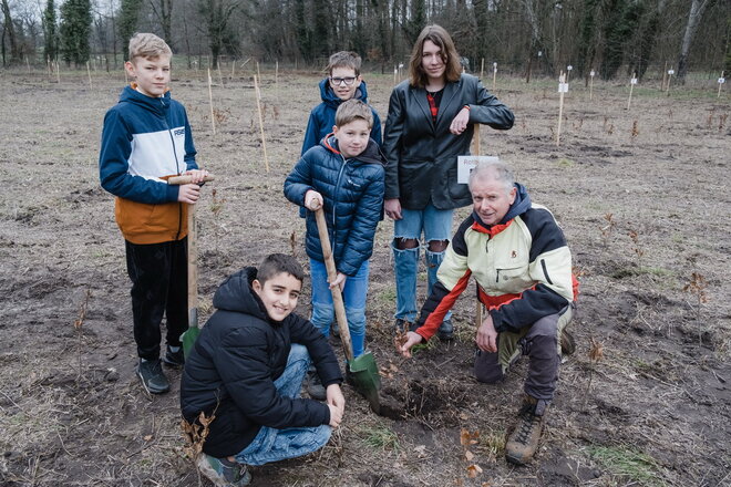 Pflanzaktion im Schulwald im Bürger-Klimapark