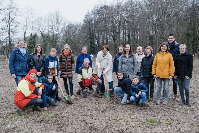 Pflanzaktion im Schulwald im Bürger-Klimapark