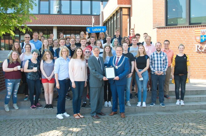 GrandLedge Schülergruppe und Bürrgermeister