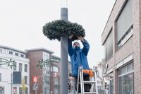 Installation der neuen Weihnachtsbeleuchtung