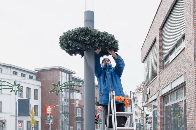 Installation der neuen Weihnachtsbeleuchtung