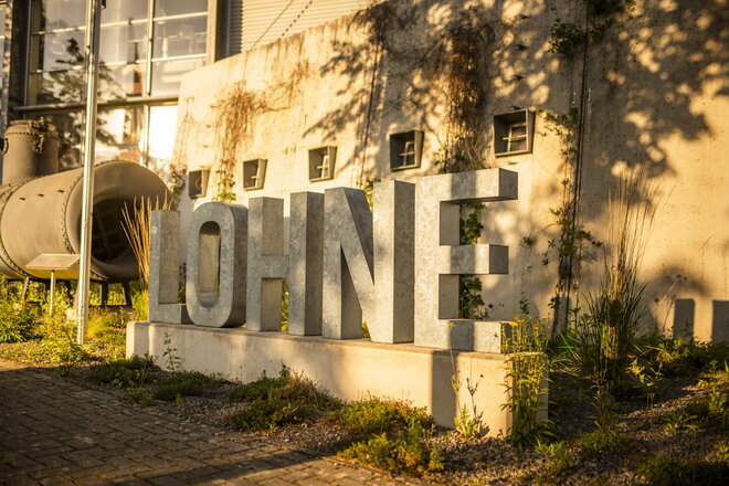 Schriftzug LOHNE vor dem Industriemuseum