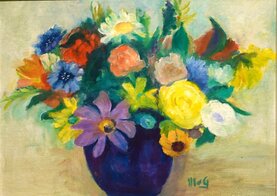 Blumen in blauer Vase