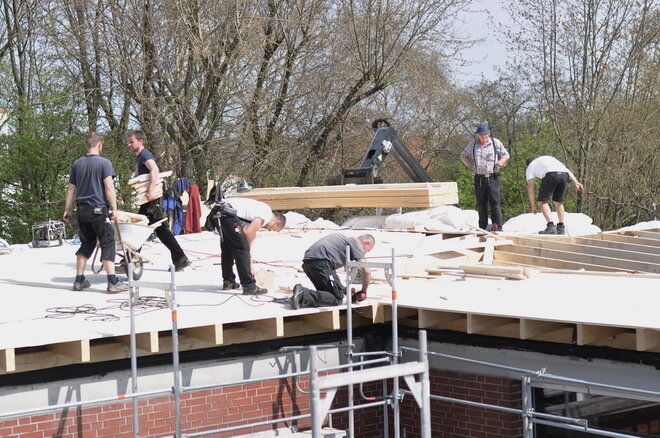 Bauarbeiten auf dem Dach der Franziskus-Schule
