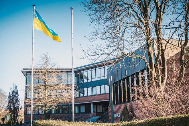 Ukraine-Flagge vor dem Lohner Rathaus